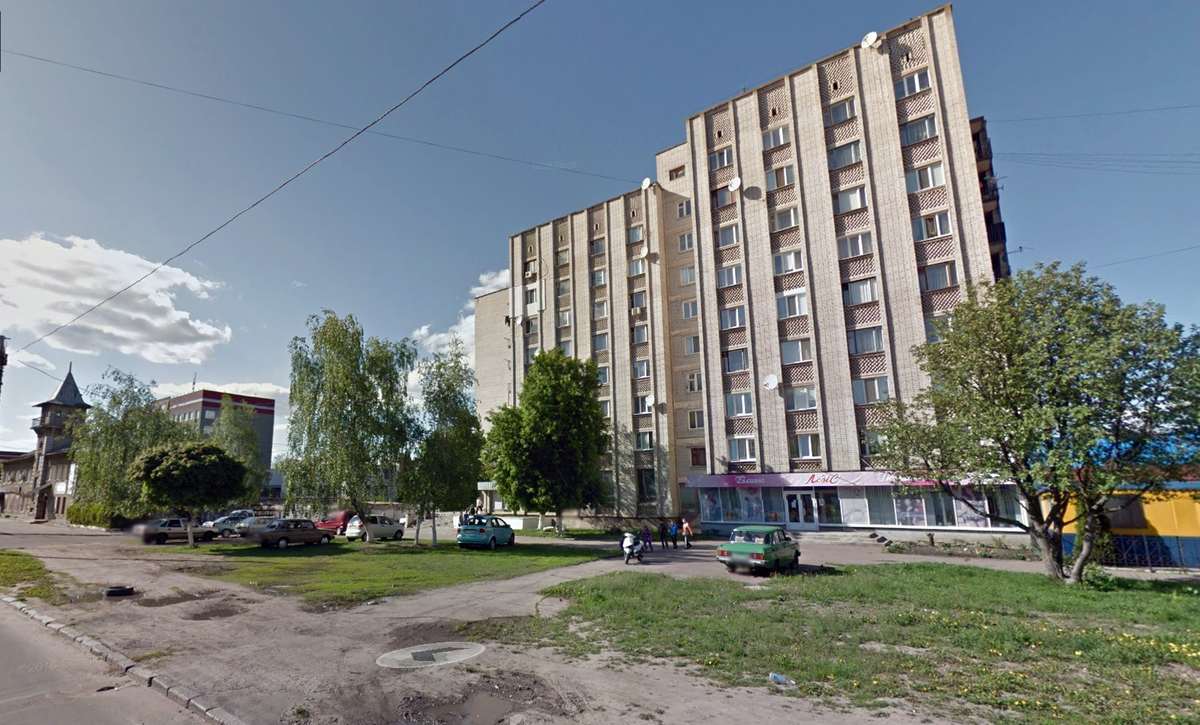 В Житомире женщина выпала из окна общежития: соседи винят её сожителя - АТОшника