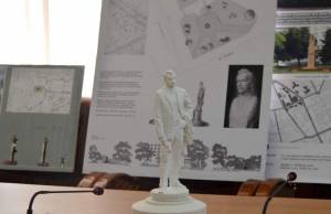  Скульптор показал модель памятника <b>Ольжичу</b>, который установят в центре Житомира. ФОТО 