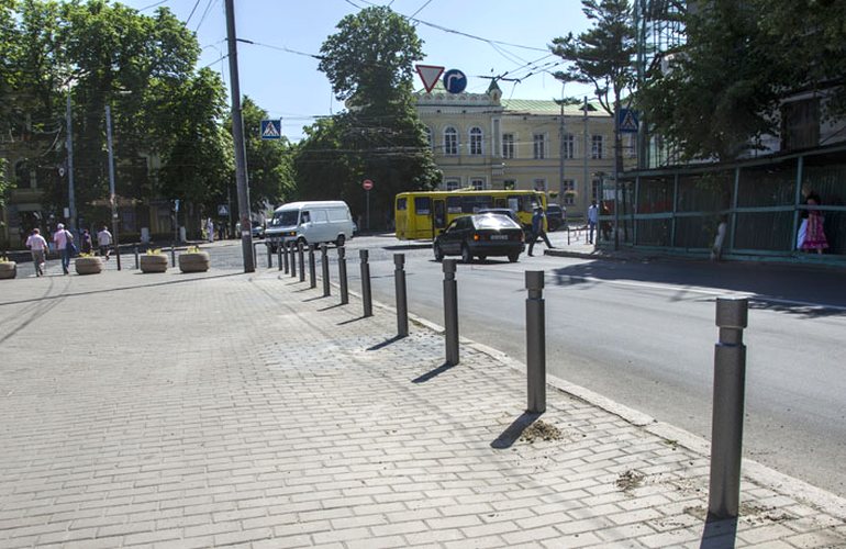 Остановки общественного транспорта в Житомире предлагают оградить защитными столбиками