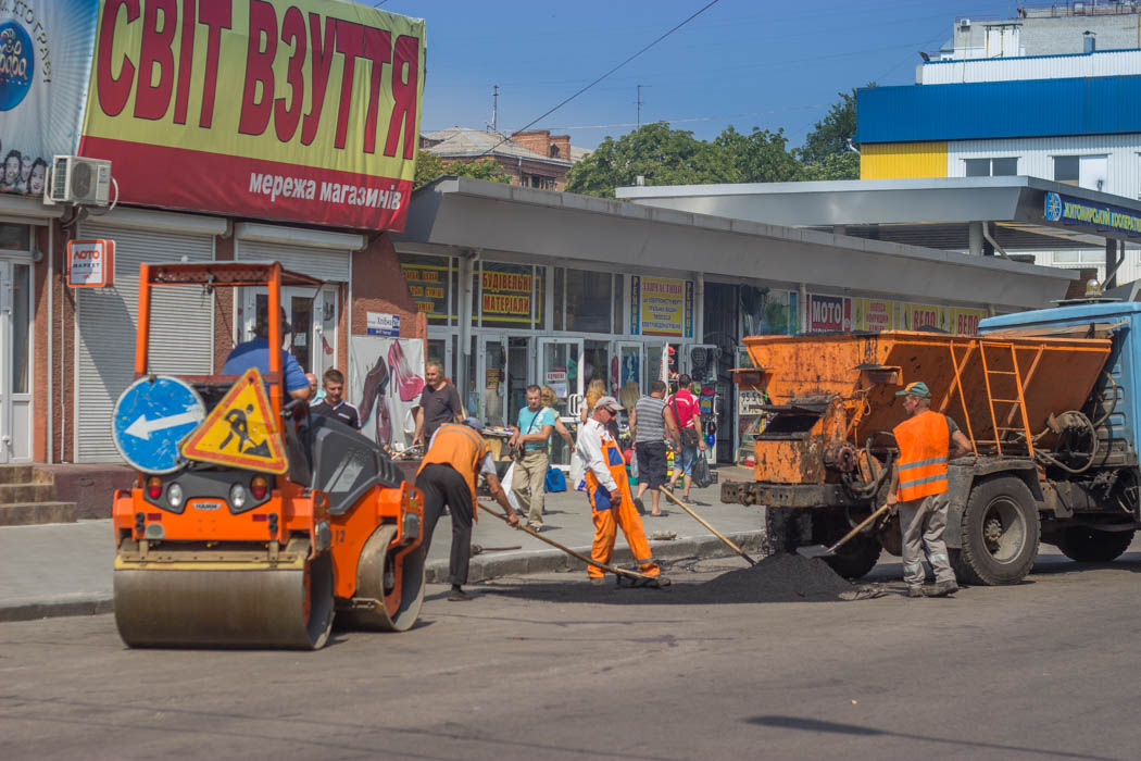 В разгар рабочего дня коммунальщики занялись ремонтом дороги на Хлебной. ФОТО