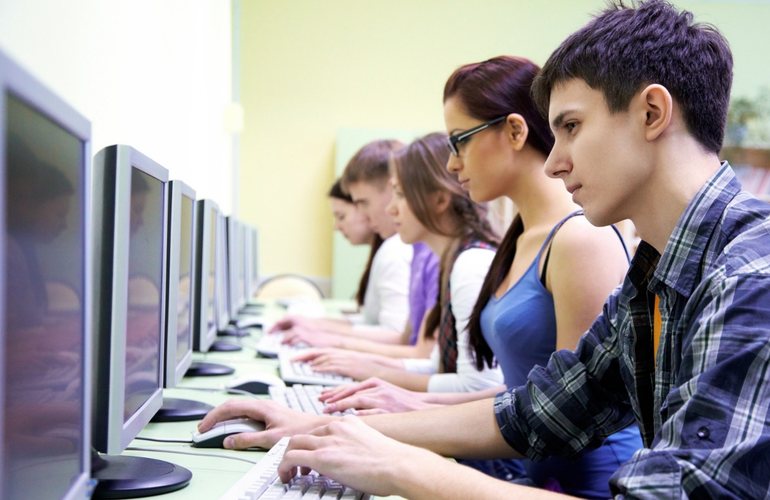 Для школ Житомира купили 330 компьютеров и 32 мультимедийные доски