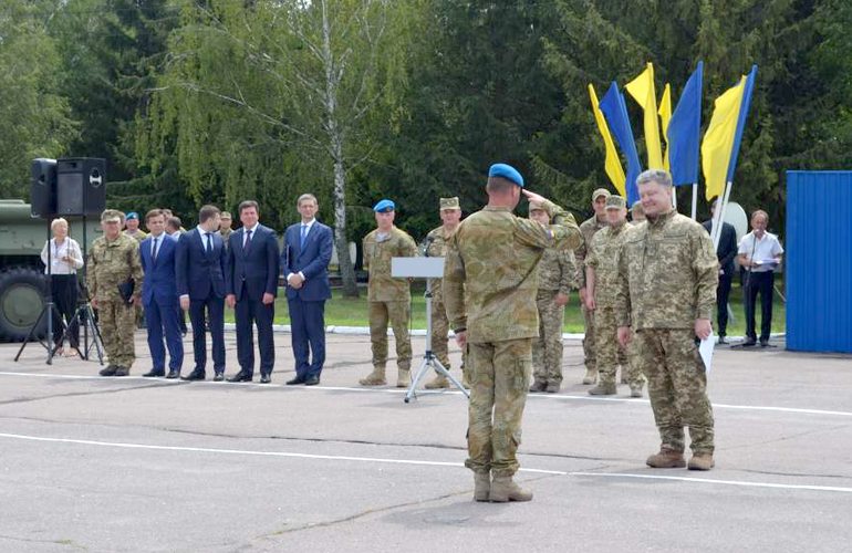 В Житомире президент Украины вручил военным ключи от квартир. ФОТО