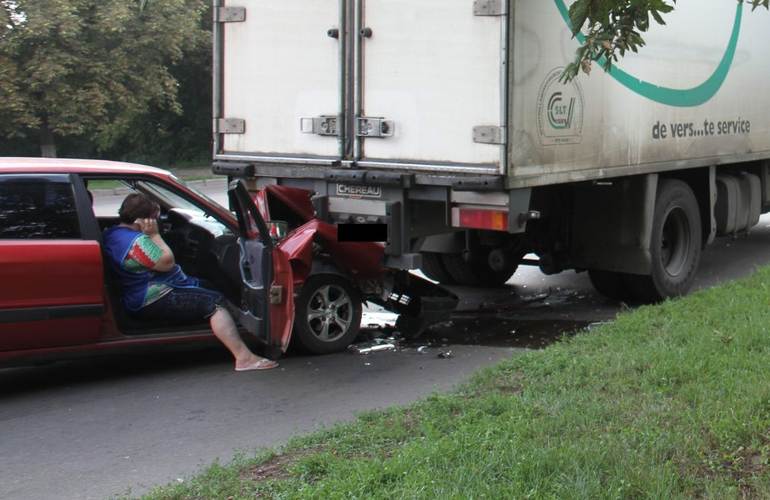 ДТП в Житомире. Невнимательный водитель на «Audi» врезался в припаркованный грузовик. ФОТО
