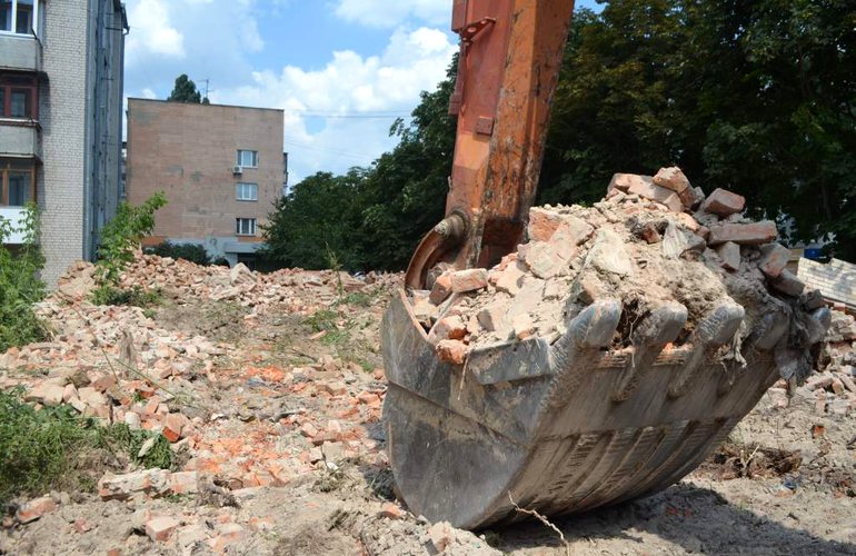 Одной «заброшкой» стало меньше: в центре Житомира снесли аварийный дом. ФОТО