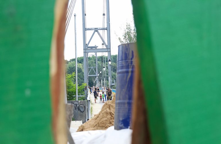 Несмотря на ремонт, мост в парке Гагарина остается одним из любимых мест житомирян. ФОТО
