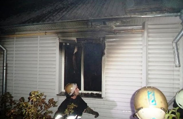Ночью в Житомире горел частный дом: на пожаре пострадал мужчина