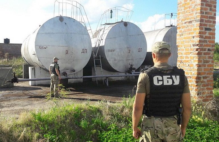 Коммерсанты на нефтебазе в Житомирской области производили контрафактное дизтопливо – СБУ. ФОТО