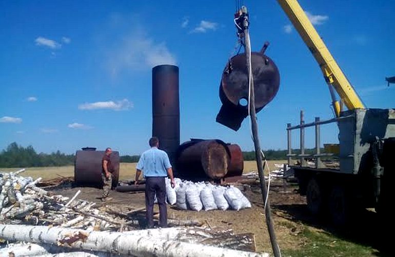 Киевские бизнесмены подпольно изготавливают древесный уголь в районах Житомирской области. ФОТО