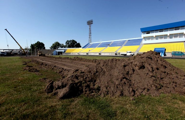 На центральном стадионе Житомира начали снимать футбольный газон. ФОТО