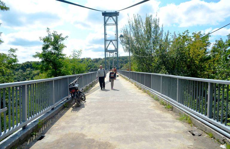 Ремонт пешеходного моста в парке Гагарина завершат ко Дню города. ФОТО