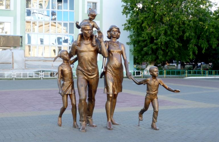 Электронная петиция: в Житомире предлагают установить памятник многодетным семьям