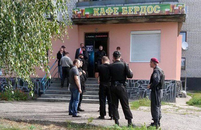 В Житомире неизвестные пытались захватить помещение кафе «Бердос». ФОТО