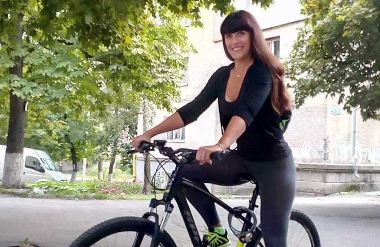 На пешеходном переходе в Житомире таксист сбил Юлию Демчук на велосипеде