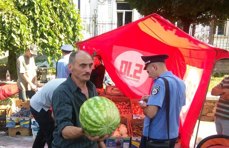В палатках политпартии «5.10» снова торгуют фруктами и овощами. ФОТО