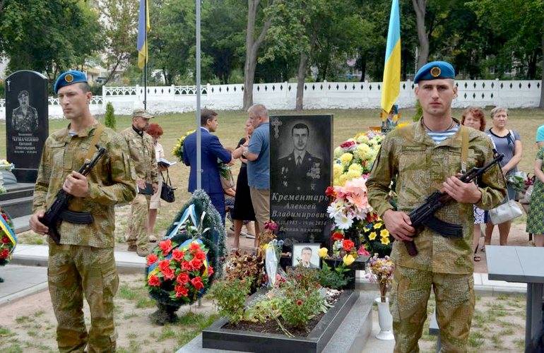 Неравнадушные житомиряне и власти на Смолянском военном кладбище почтили память Героев. ФОТО