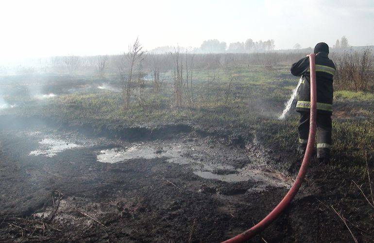 На Житомирщине горят торфяники. Пожар тушат спасатели и местные жители
