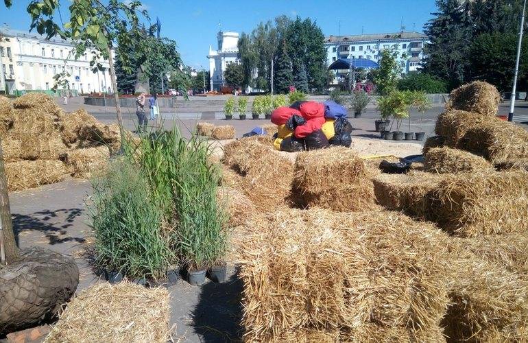 Площадку возле «Жовтня» засыпали соломой и песком. Житомир готовится к открытию «Королёв-fest». ФОТО