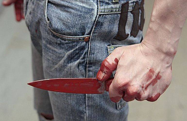 В Житомире мужчина пытался зарезать жену в супермаркете