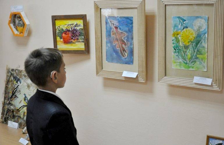​«Осенний вернисаж». В Житомире открылась выставка творческих работ, созданных детьми с особыми потребностями. ФОТО