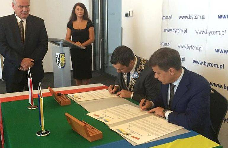 Мэр Житомира подписал в Польше партнерский договор с городом Бытом