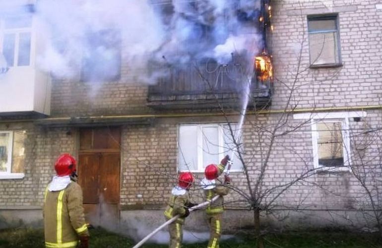 В Житомире 9 спасателей тушили пожар на балконе девятиэтажки