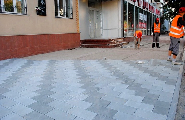 На центральных улицах Житомира начали класть новую тротуарную плитку. ФОТОРЕПОРТАЖ