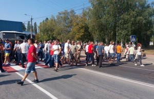  Разъяренные рыбаки <b>перекрыли</b> улицу Чудновскую в Житомире. ФОТО 