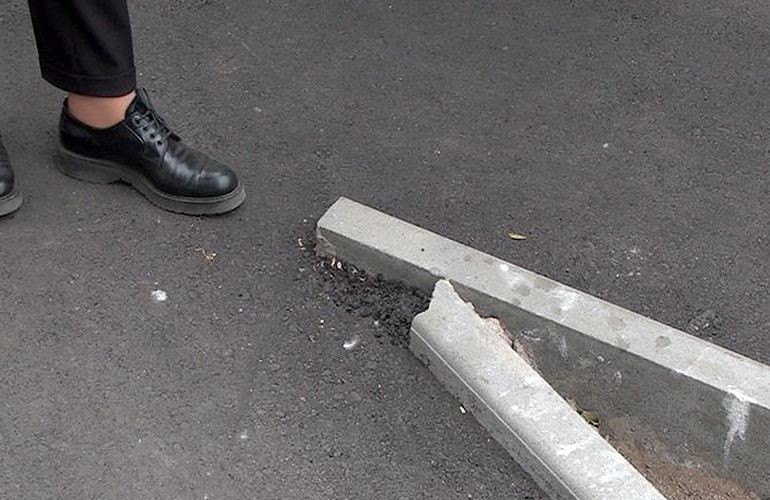 Ужасный асфальт и бордюры. Депутаты поражены ремонтом тротуаров на Полевой в Житомире. ВИДЕО