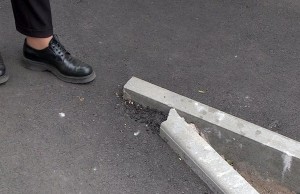  Ужасный асфальт и бордюры. Депутаты <b>поражены</b> ремонтом тротуаров на Полевой в Житомире. ВИДЕО 