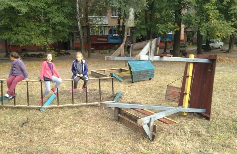 ​Строительный скандал в Житомире: застройщик срезал детскую площадку на месте будущего ЖК. ФОТО