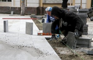 Реконструкция улицы Михайловской в разгаре: рабочие уже кладут новую гранитную плитку. ФОТО