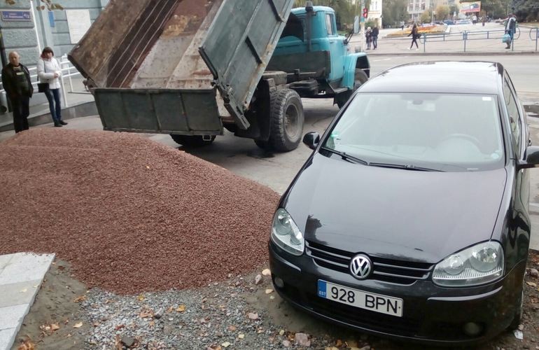 «Я паркуюсь где хочу»: эстонский Volkswagen мешал рабочим класть плитку на Михайловской. ФОТО