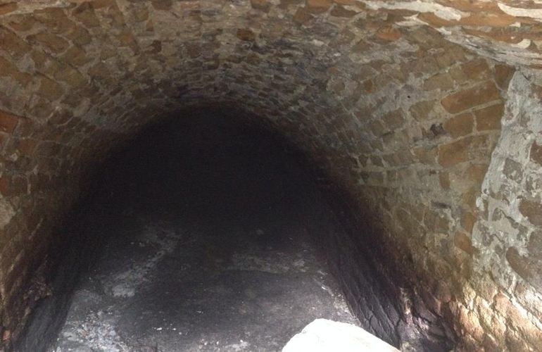 Под тротуаром в центре Житомира случайно нашли старинный туннель. ФОТО