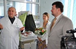 Заступник голови ОДА привітав щасливу маму трійні на Житомирщині