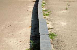 Гранитные бордюры, которые демонтировали при ремонте тротуаров, вывозят в Заречаны. ФОТО