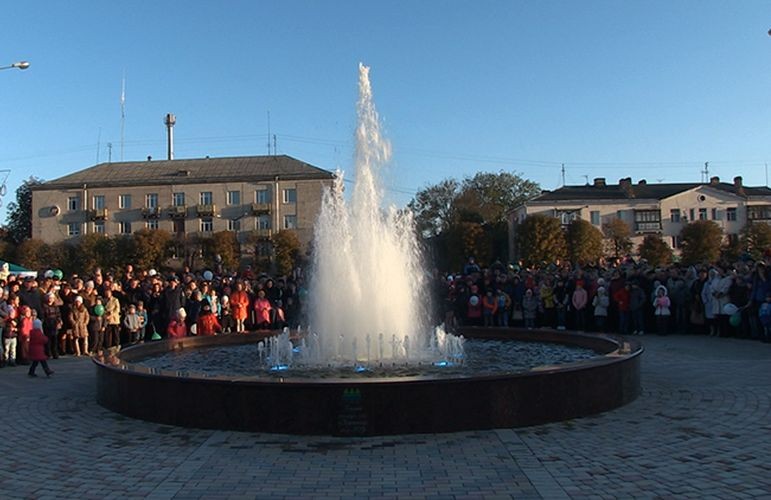 Завод МДФ до свята Покрови та Дня захисника України подарував Коростеню світломузичний фонтан