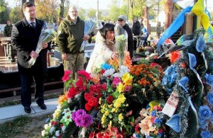  На военном кладбище в Житомире почтили память погибших Героев. ФОТО 