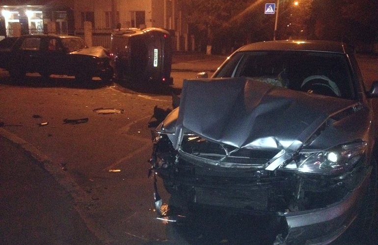 В Житомире водитель Nissan устроил ДТП, в котором пострадали 4 автомобиля. ФОТО
