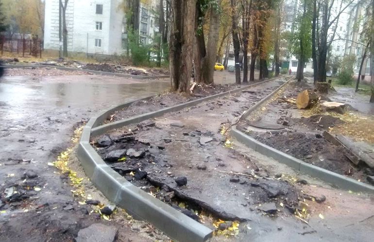 Не строят, а ломают: жители Полевой жалуются на ремонт тротуаров