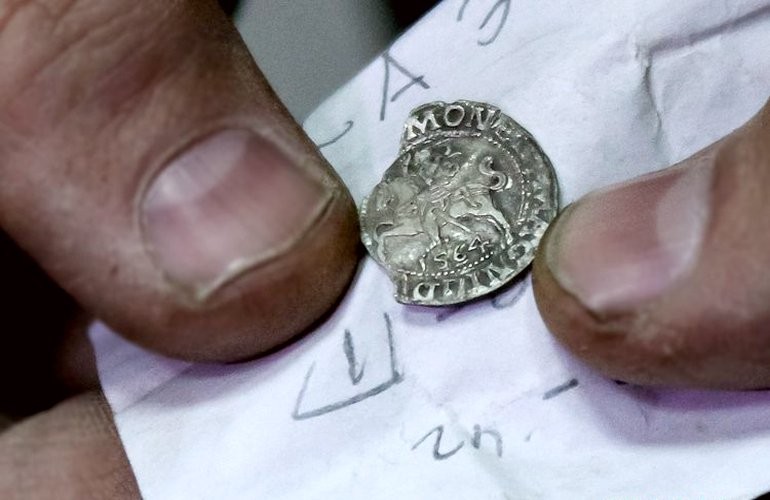​Раскопки на Замковой горе в Житомире: найдены старинные монеты и подземные ходы. ВИДЕО