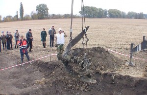  Посреди поля на Житомирщине откопали военный <b>самолет</b>, пролежавший в земле 72 года. ВИДЕО 