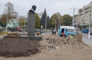 Возле памятника Шевченко в Житомире начали ремонтировать сквер