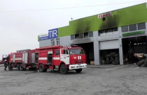  Масштабный <b>пожар</b>: два десятка <b>пожарных</b> тушили шиномонтаж под Житомиром. ФОТО 