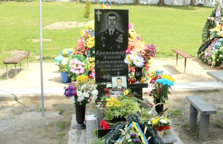 На военном кладбище в Житомире поймали женщину, которая крала цветы с могил. ФОТО