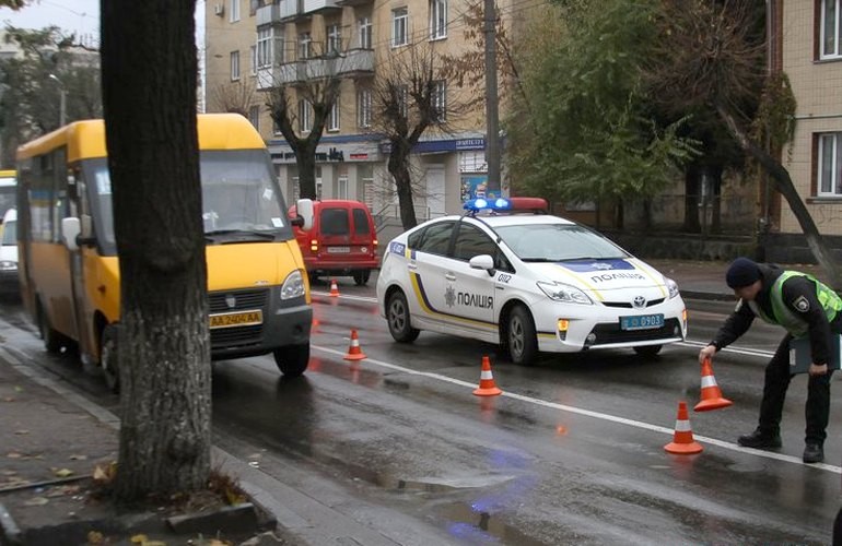 На улице Победы в Житомире не разминулись два автомобиля Volkswagen. ФОТО