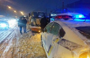  ДТП со снегоуборочной машиной в Житомире: «жертвой» стал автомобиль Mercedes. ФОТО 