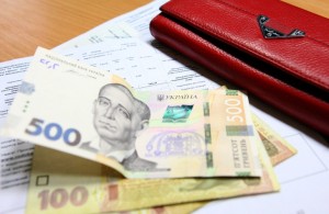 Украинцы предпочитают платить наличными за продукты