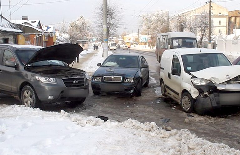 Невнимательность водителя Fiat привела к ДТП на улице Победы в Житомире. ФОТО