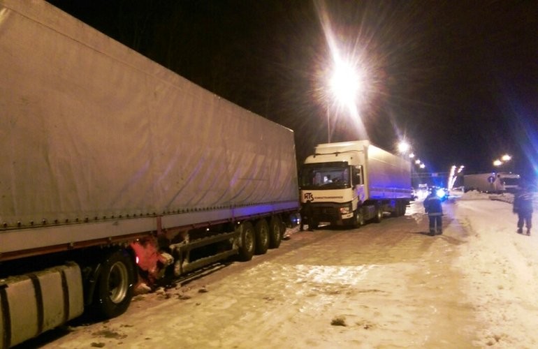 Житомирские спасатели на трассе Киев-Чоп освободили из заторов 25 грузовиков