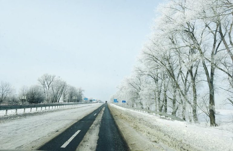 Советник министра проверил, как в Житомирской области чистят от снега и льда трассу Киев-Чоп. ФОТО